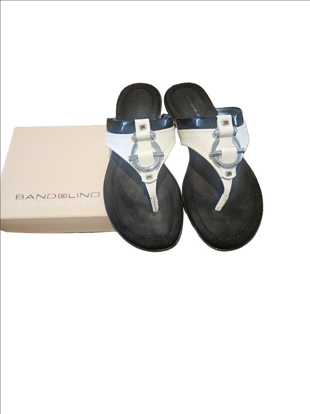 Bandolino Black & White T-Strap Sandals with Silver Circle Accent 8.5 - Picture 4 of 8